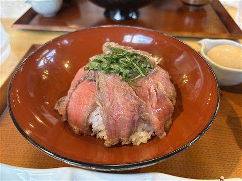 2日目昼食 ローストビーフ丼（盛付けの一例）